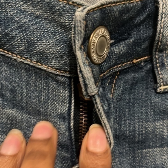 American Eagle stretched crop distressed jeans. - Picture 4 of 6